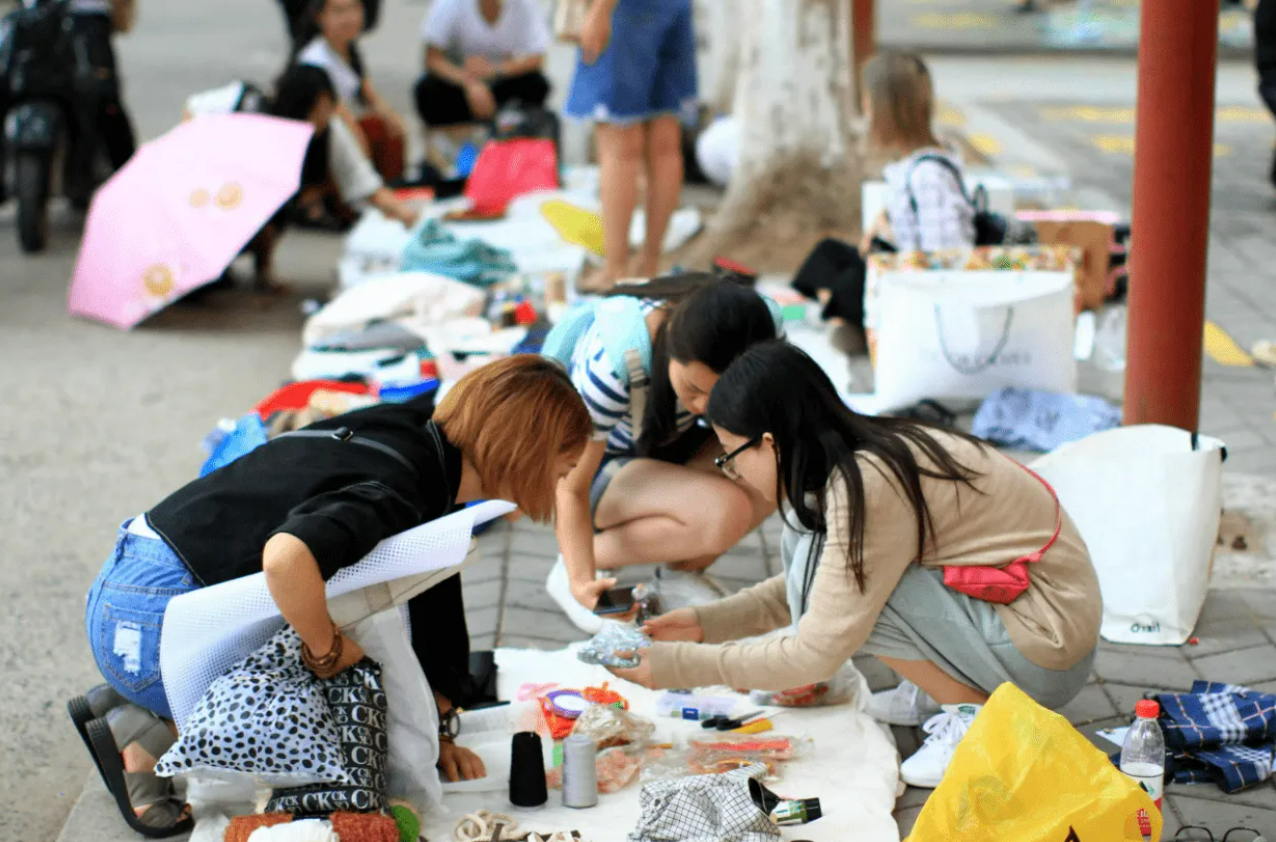 大学生集体摆摊惹争议,网友称赞勤俭节约,家长看了却直摇头