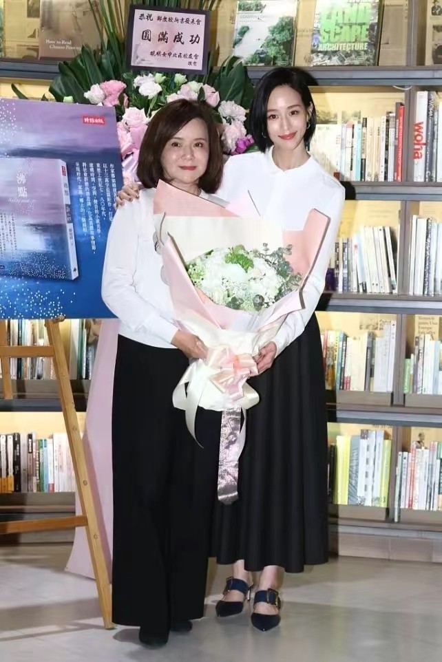 张钧甯和妈妈合体亮相，同色穿搭好和谐，作家妈妈竟比女儿还美