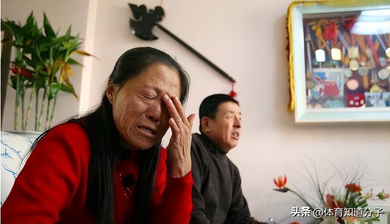 2004年雅典奥运会邢慧娜(虐待女弟子侵占奖金！田径教练太狠了，拿鞭子抽直接打断弟子肋骨)