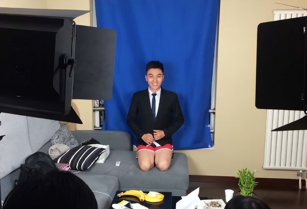 央视90后男主播李泽鹏爆红：明明可以靠脸吃饭，却要靠才华