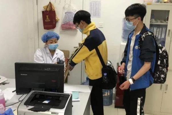 高考体检要“脱光”检查？高三党瑟瑟发抖，医生笑着给出解释