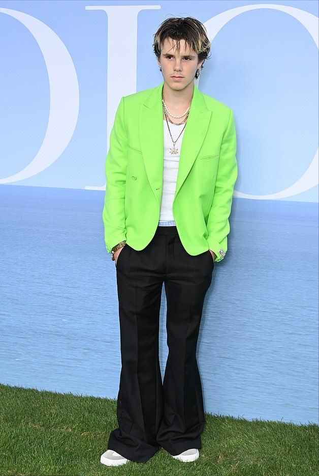 小贝带17岁小儿子闪耀迪奥大秀！克鲁兹穿绿西装好帅，真不输老爸