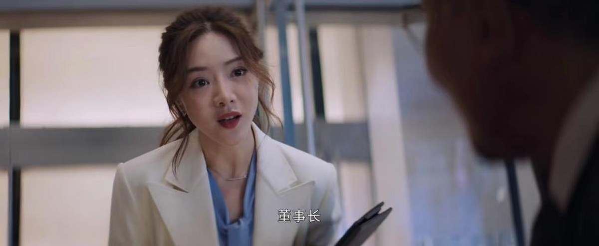 “晴格格”演酒店经理大变样，白衬衫丸子头气质足，49岁风韵犹存