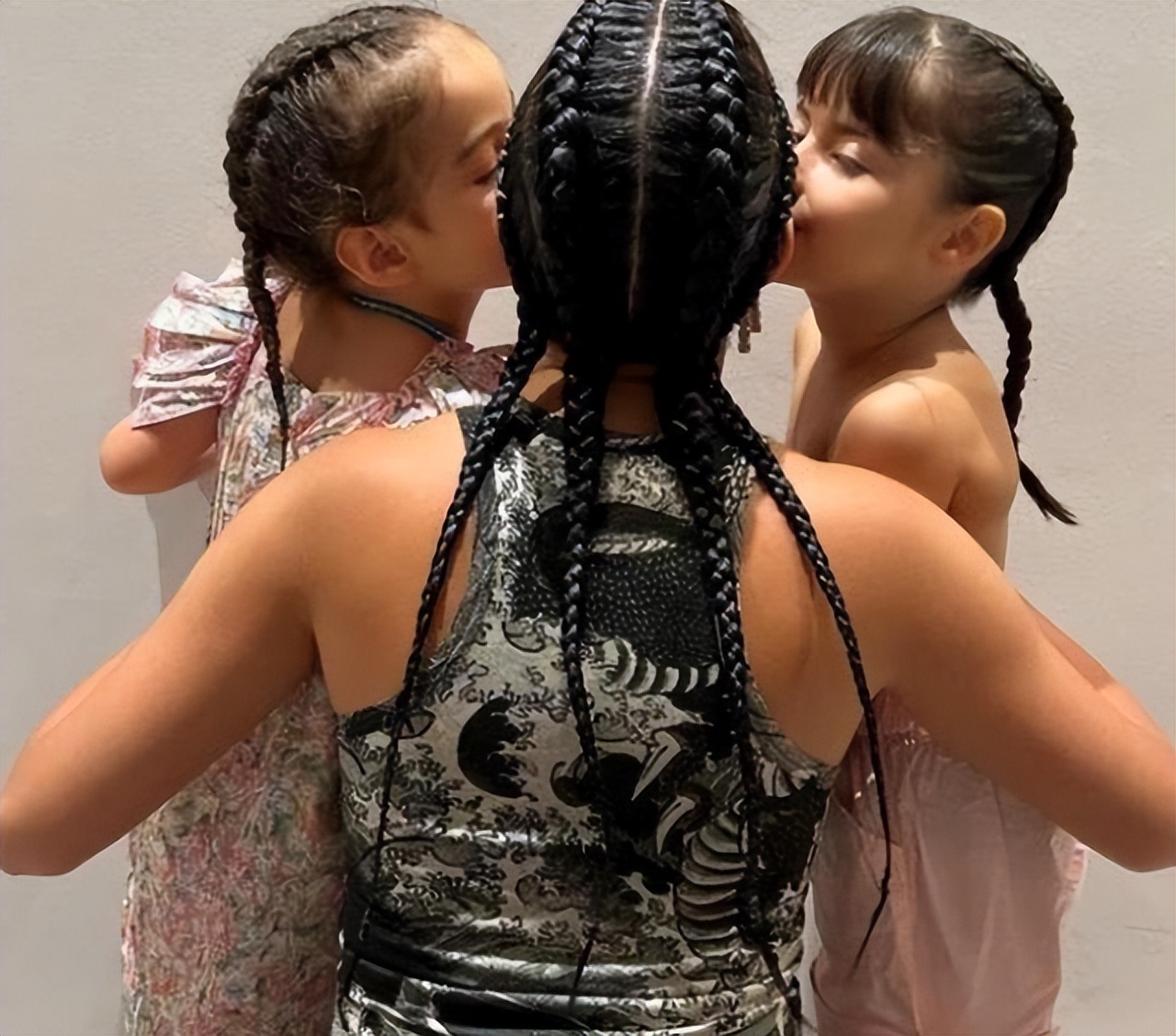 喬治娜和迷你羅做（28歲喬治娜海邊度假秀身材！與12歲迷你羅勾肩搭背，2人毫不避諱）