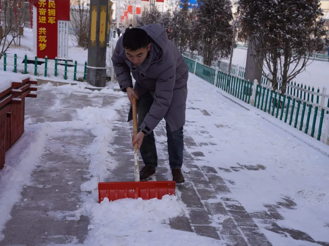 临潭：干部群众齐上阵 清扫积雪暖民心