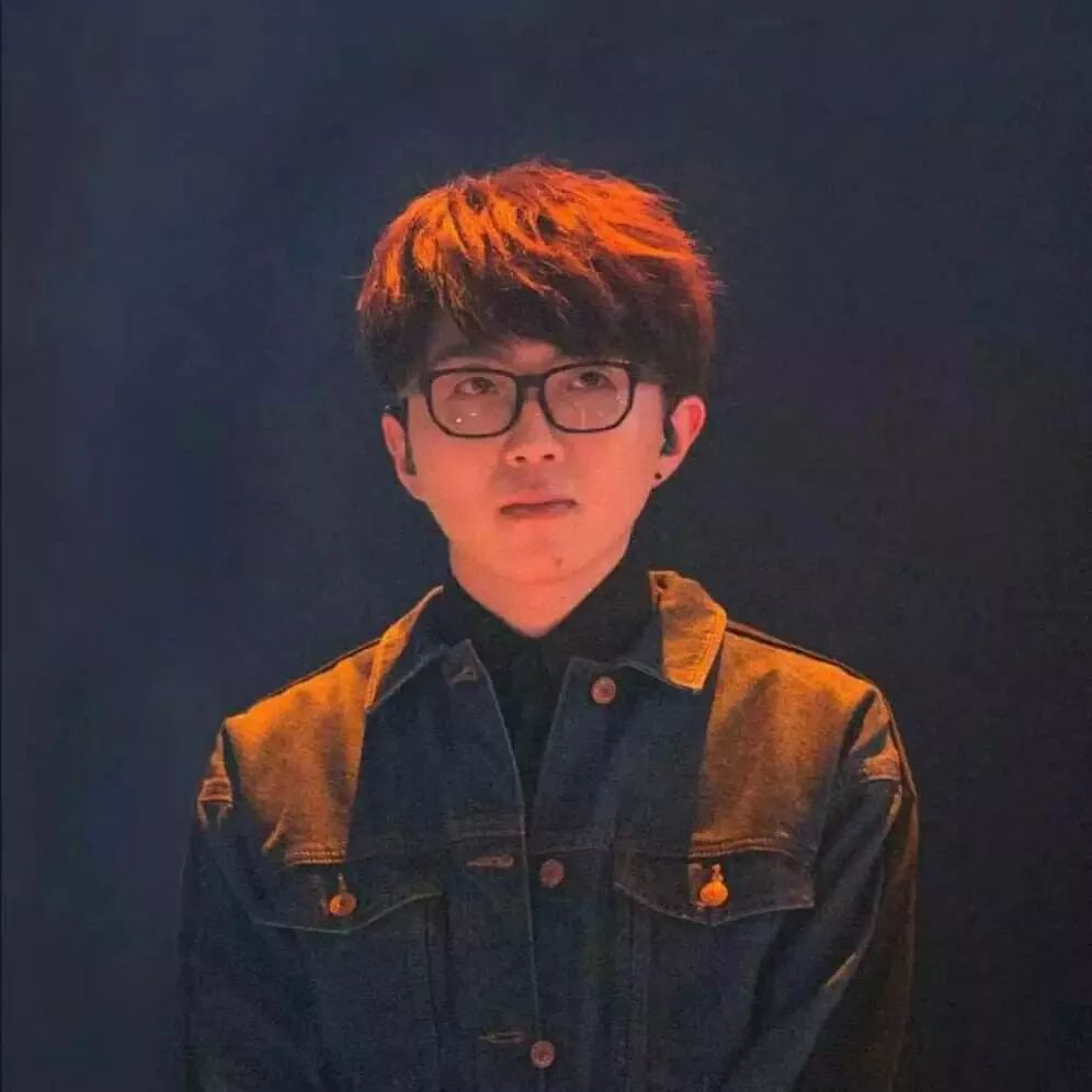 94年出生的毛不易 , 上台前喝一瓶“白酒”