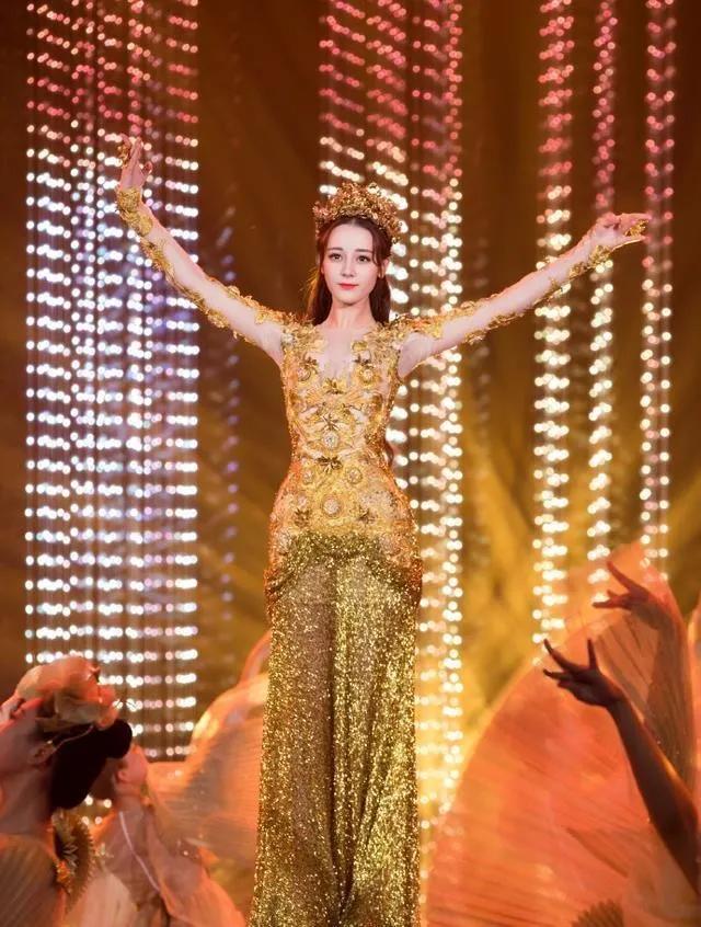 迪丽热巴新剧《公诉精英》杀青，首次出演检查官