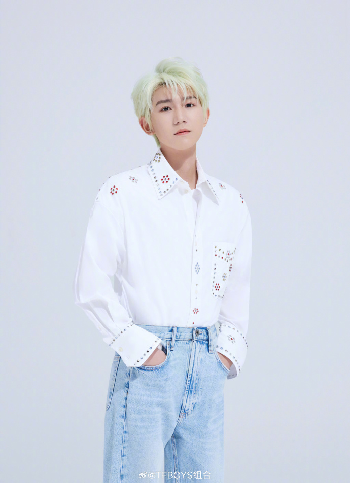 全员白衬衫造型,tfboys的新歌《明天见》上线
