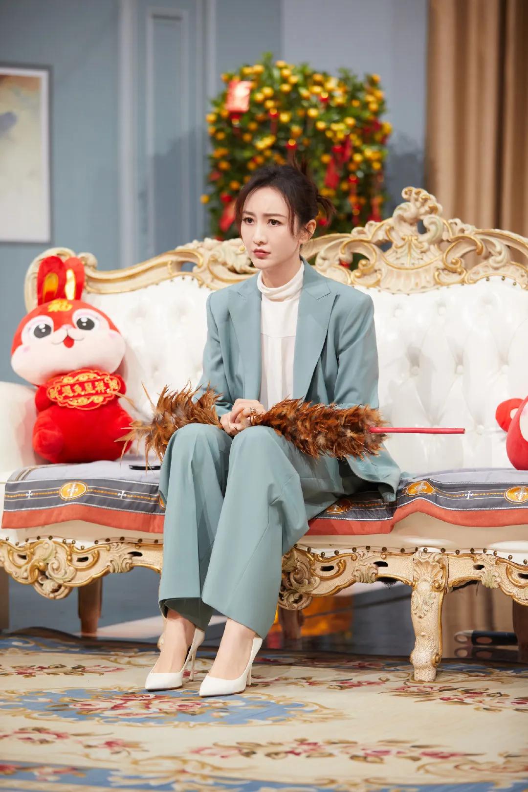 美女王鸥,戴着小眼镜,西装配尖头小白高跟鞋,太有女人味了!