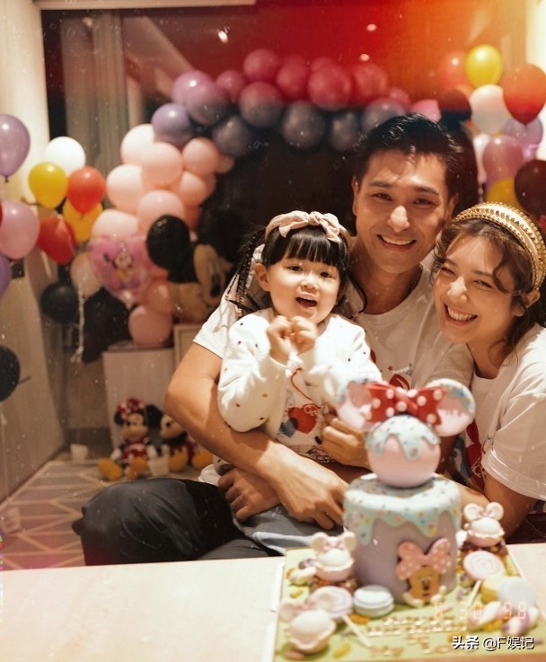 TVB视帝陈展鹏一家三口轮流手洗衣服 女儿孝顺父母愿意手洗衣服