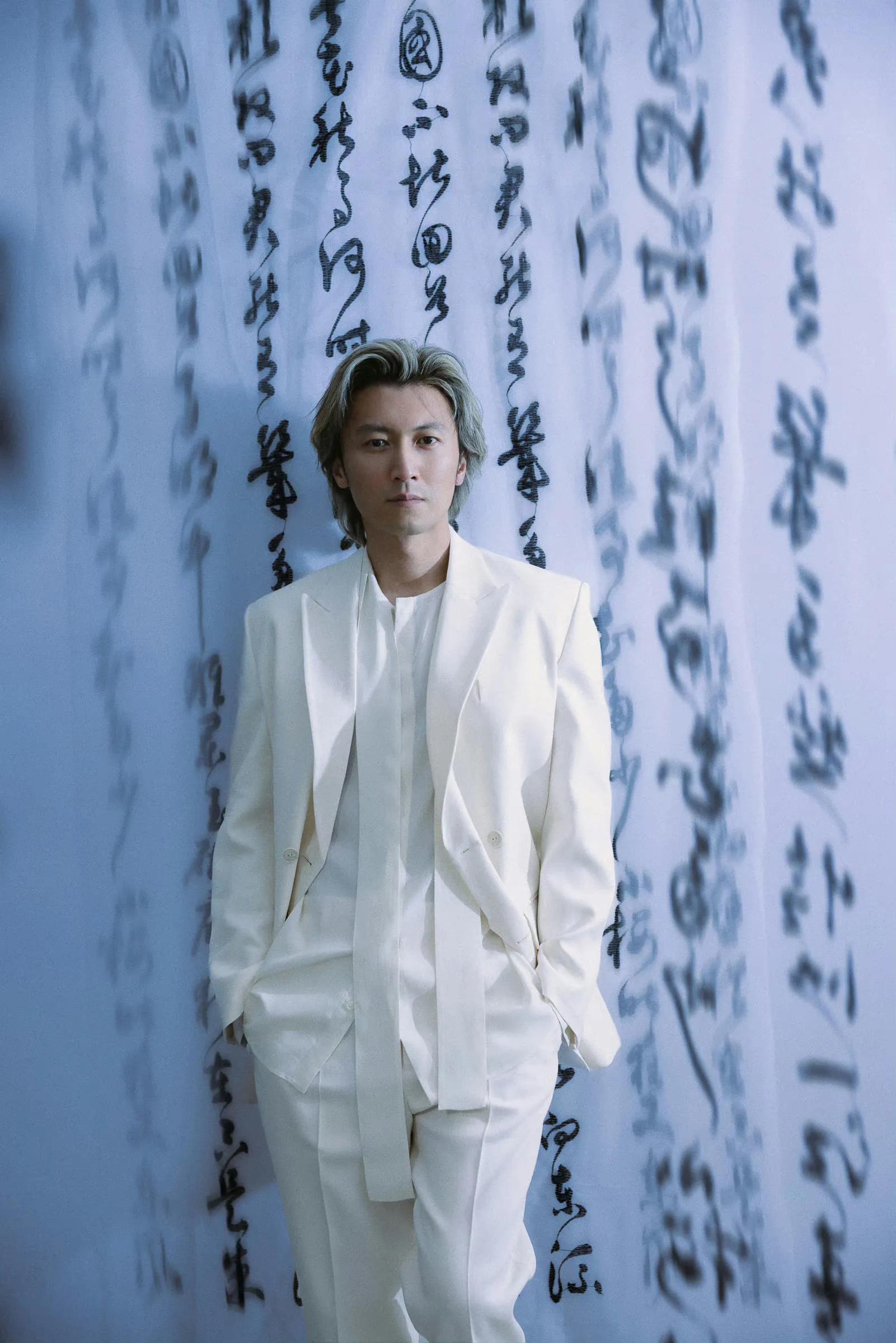 吴京和杰森斯坦森一起上台,两位硬汉,有点惊艳哦.