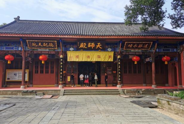 东汉中期,张道陵曾在这里修行炼制九天神丹,更有传说称丹成而龙虎现