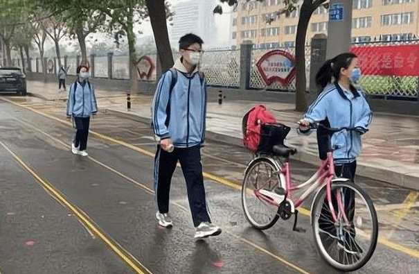 同样上3年初中，一个学生住校、一个学生走读，中考成绩差距明显