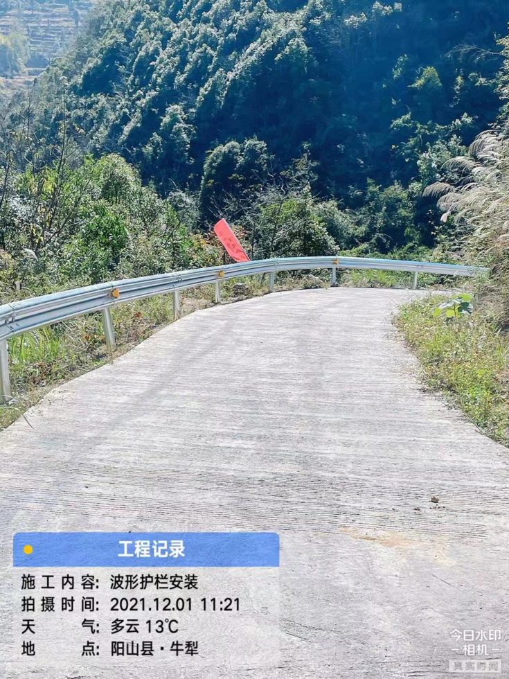 农村公路弯道多，安装护栏，行车心安