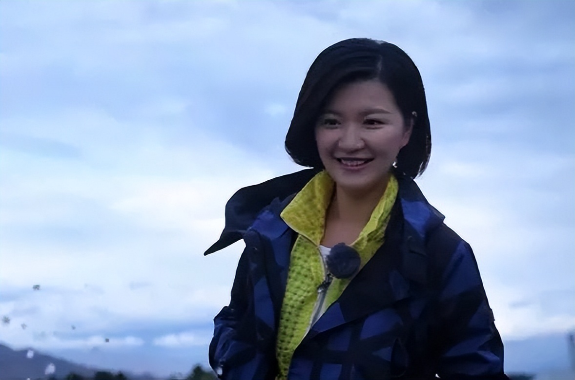 她一路从平凡的女大学生,变成东方卫视知名主持人,本该拿的是妥妥的"
