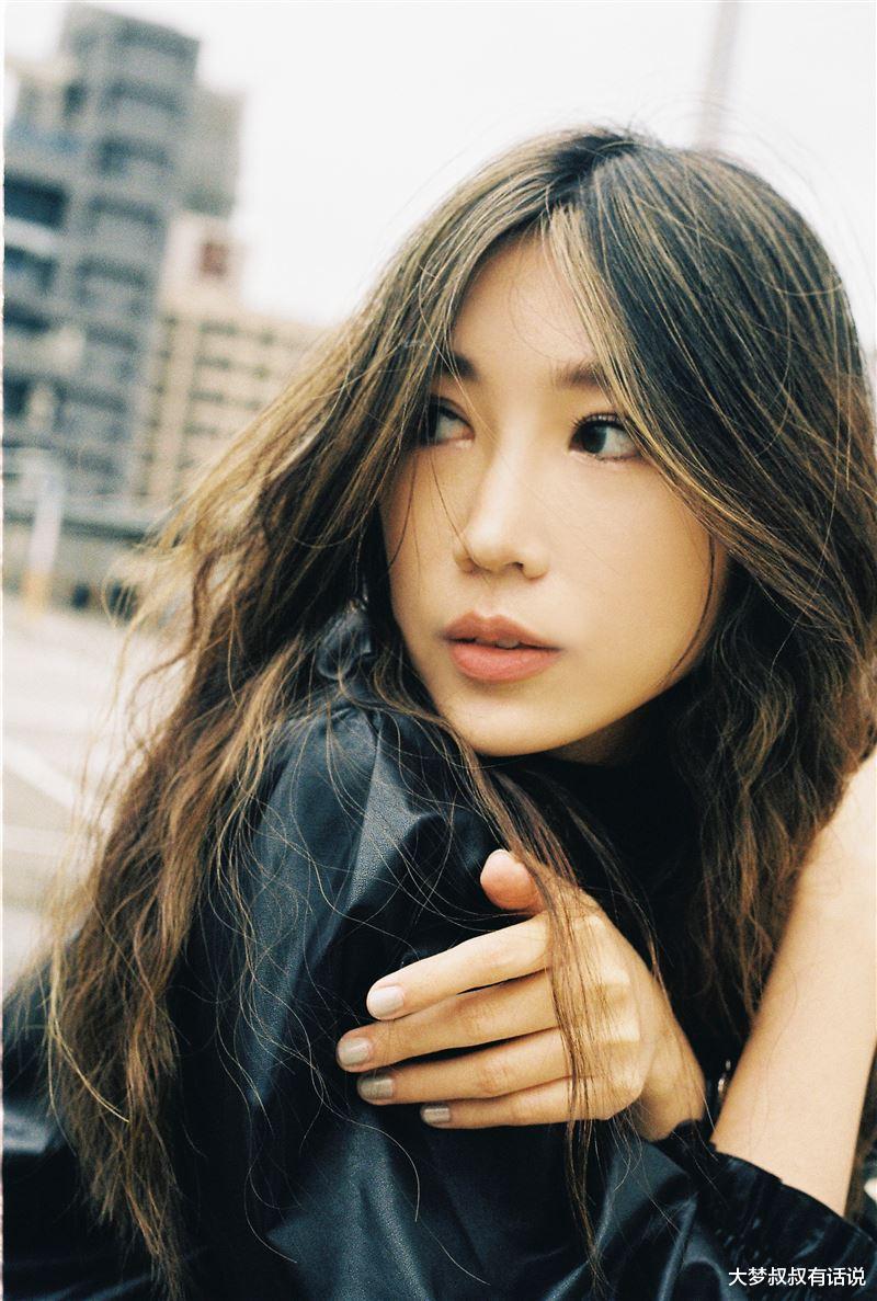 周杰伦餐厅员工出道发片，长发飘逸超正超会唱