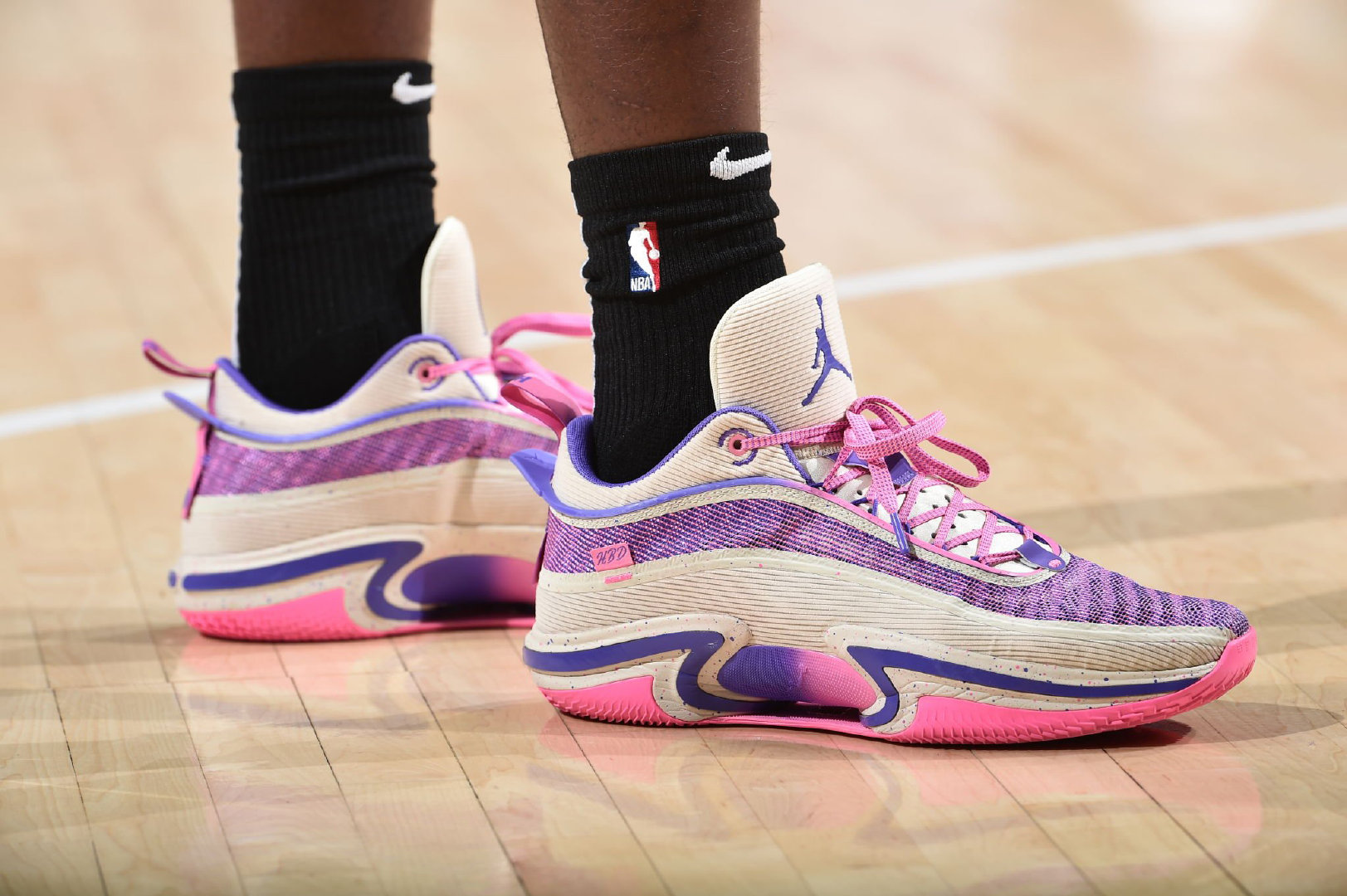 nba都有哪些突破球鞋(吉米巴特勒最爱上脚驭帅1342缓震科技篮球鞋?