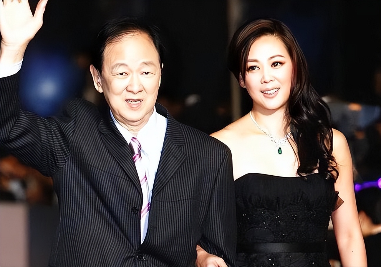 让谢贤爬来台湾见他,帮成龙摆脱虎口,黑白通吃的王羽到底是谁?