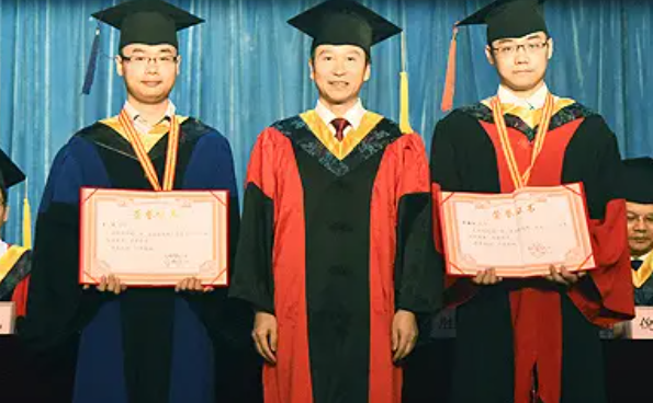 上海交通大学博士被处分，只因撸了流浪猫，校方表示是为学生好