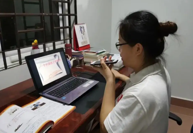 女老师上网课斥责学生，遭学校警告处分，有学生替老师叫屈