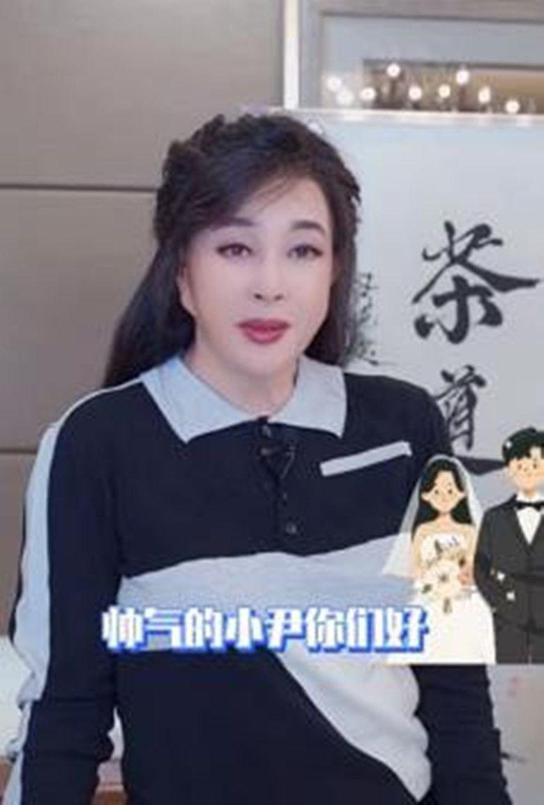 刘晓庆体态虽老了，但爱美又不分年龄，画眼线纹眉比同龄人漂亮