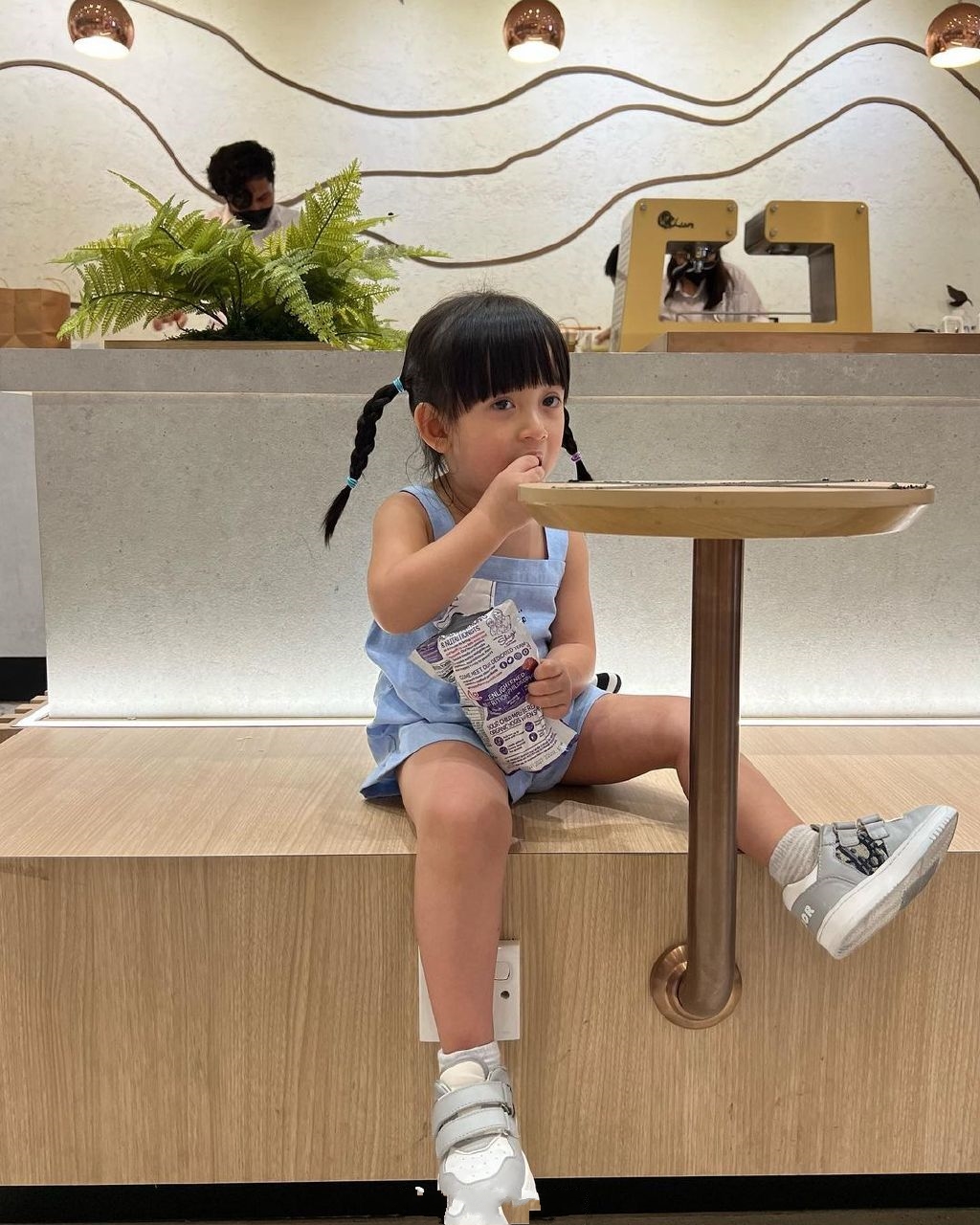 名媛严纪雯逛街，女儿颜值很高和妈妈超像，闺蜜有何超盈和文咏珊