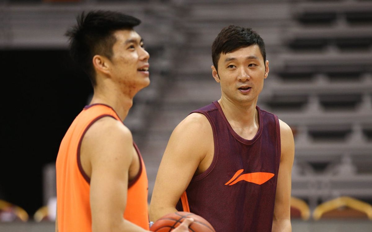 刘炜是怎样的一位CBA球员(“万分控卫”刘炜，与姚明共同成长，上海大鲨鱼队的8号传奇)