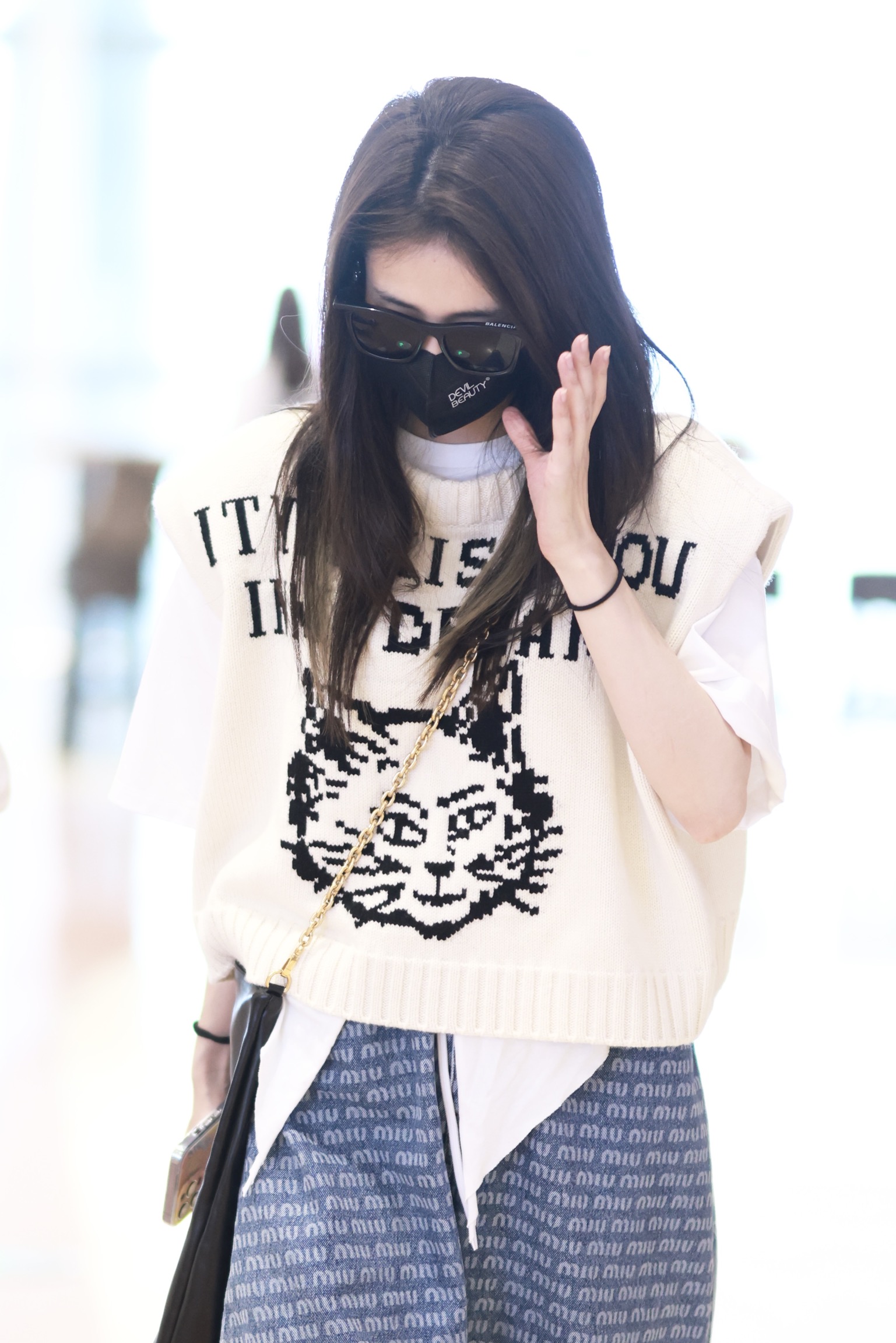 白鹿全副武装现身机场,一头秀发飘逸个性