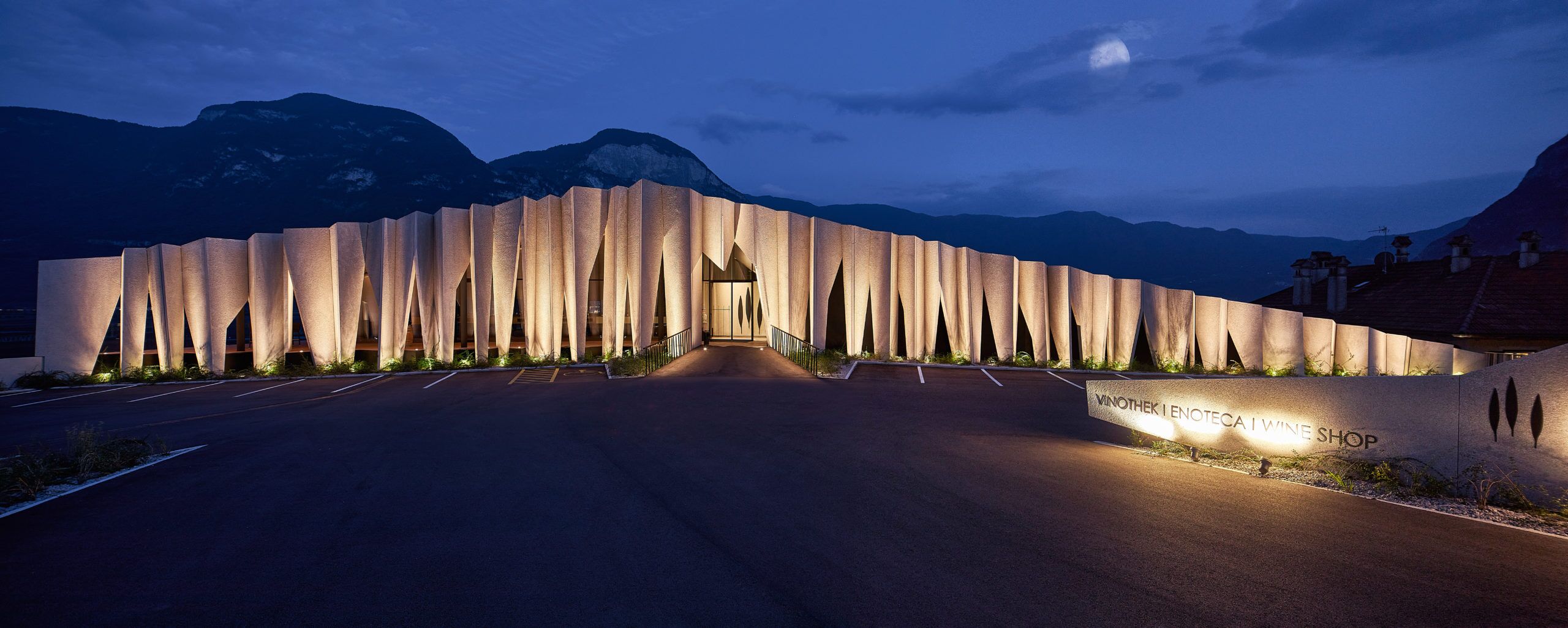 帮助酒香走出酒巷的酒庄建筑