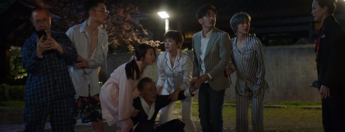 “晴格格”演酒店经理大变样，白衬衫丸子头气质足，49岁风韵犹存