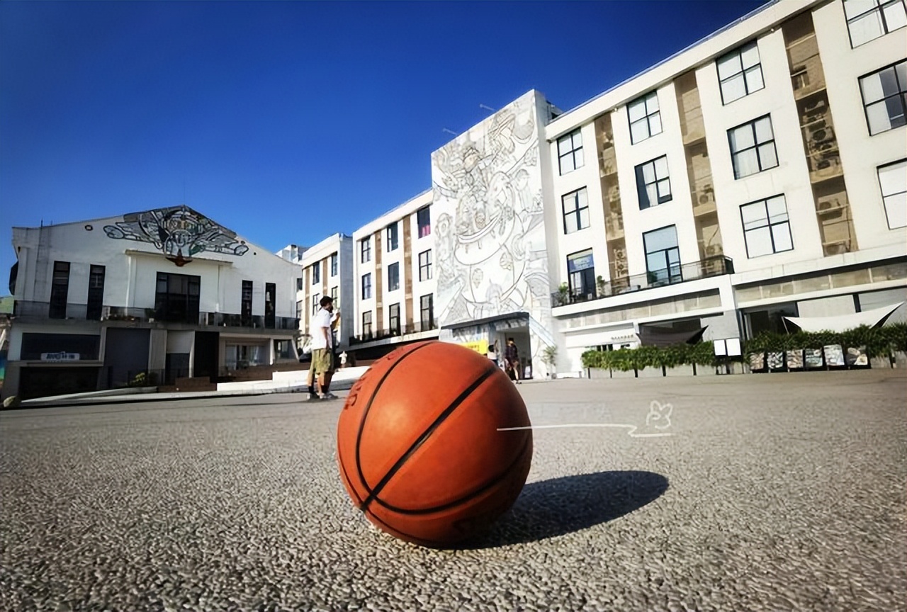 阿联cba去哪里打球(广州这个“打球圣地”，由易建联创办，建在仓库内，可看一线江景)