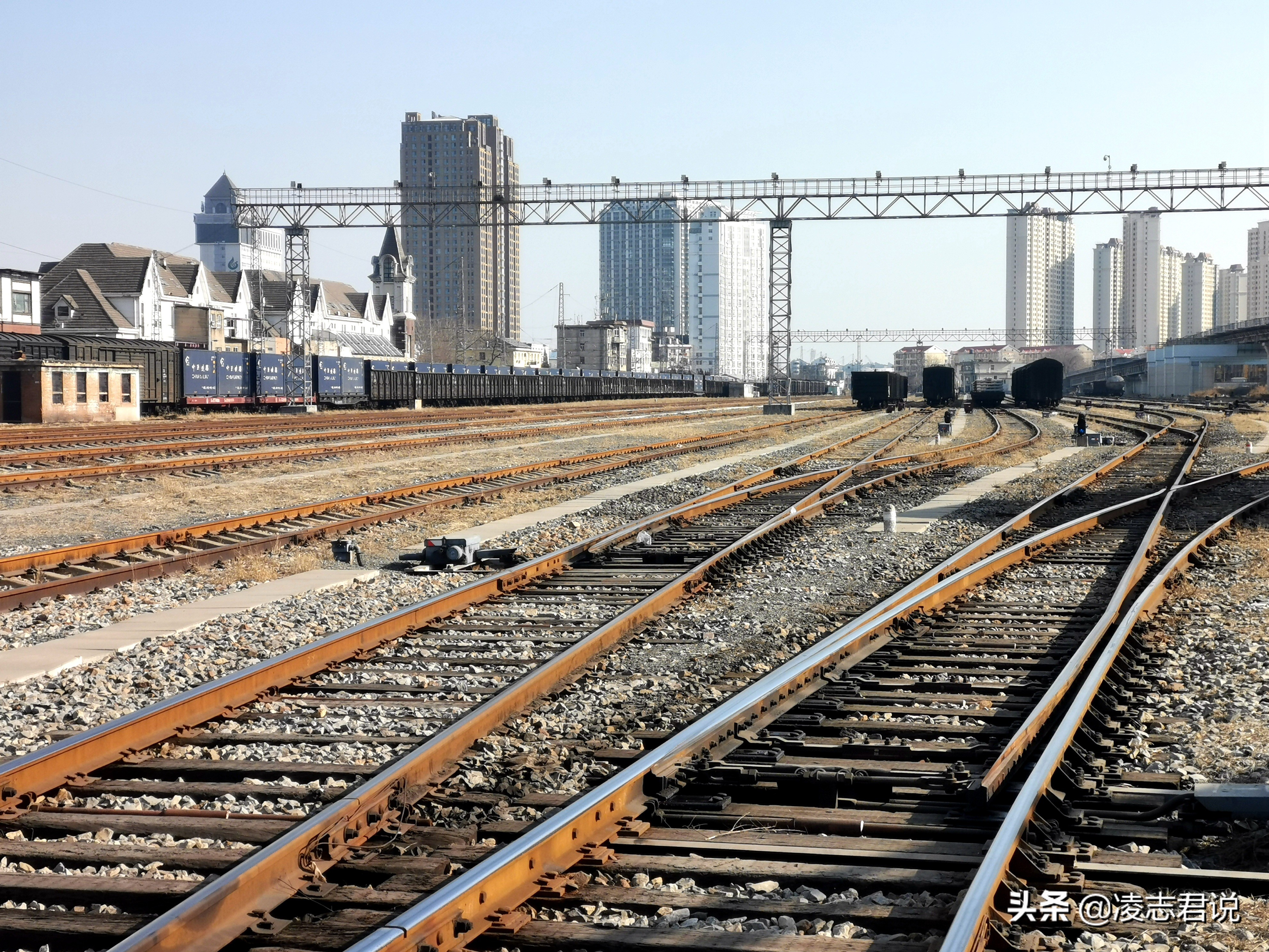 02 从北戴河站下行铁路分成两条线路