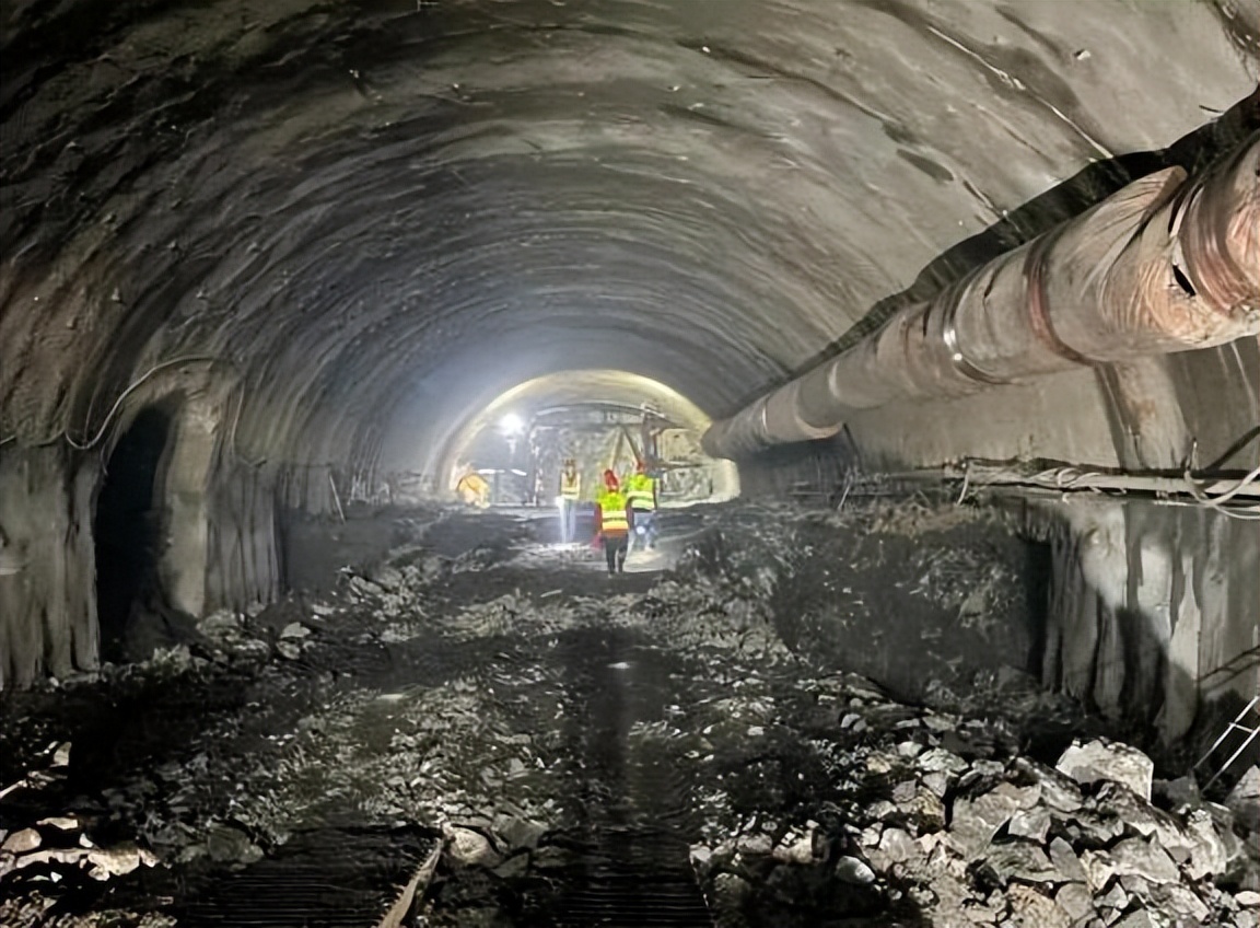 贵州这条高速对接重庆，较为繁忙，正在新建复线和既有道路扩容