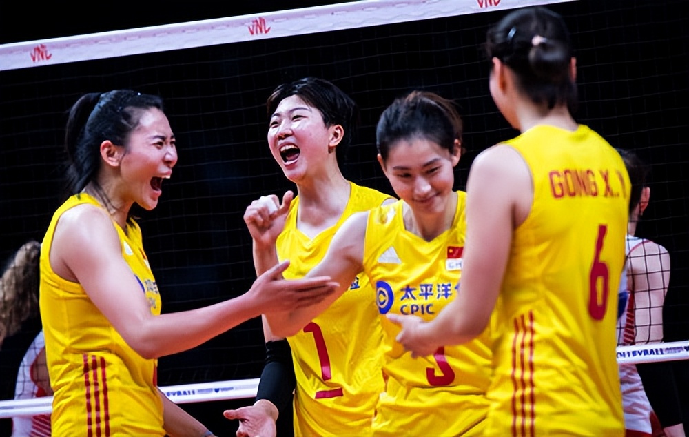 中国女排将对阵泰国女排最新进展(中国女排爆冷2-3负泰国，4慢镜2细节印证，缺少3人是真因)
