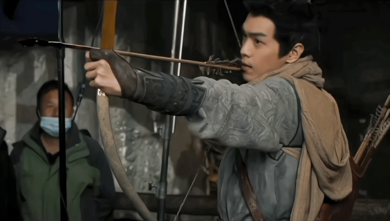 文章首指导古装剧《大唐狄公案》，主演周一围王丽坤，张若昀客串