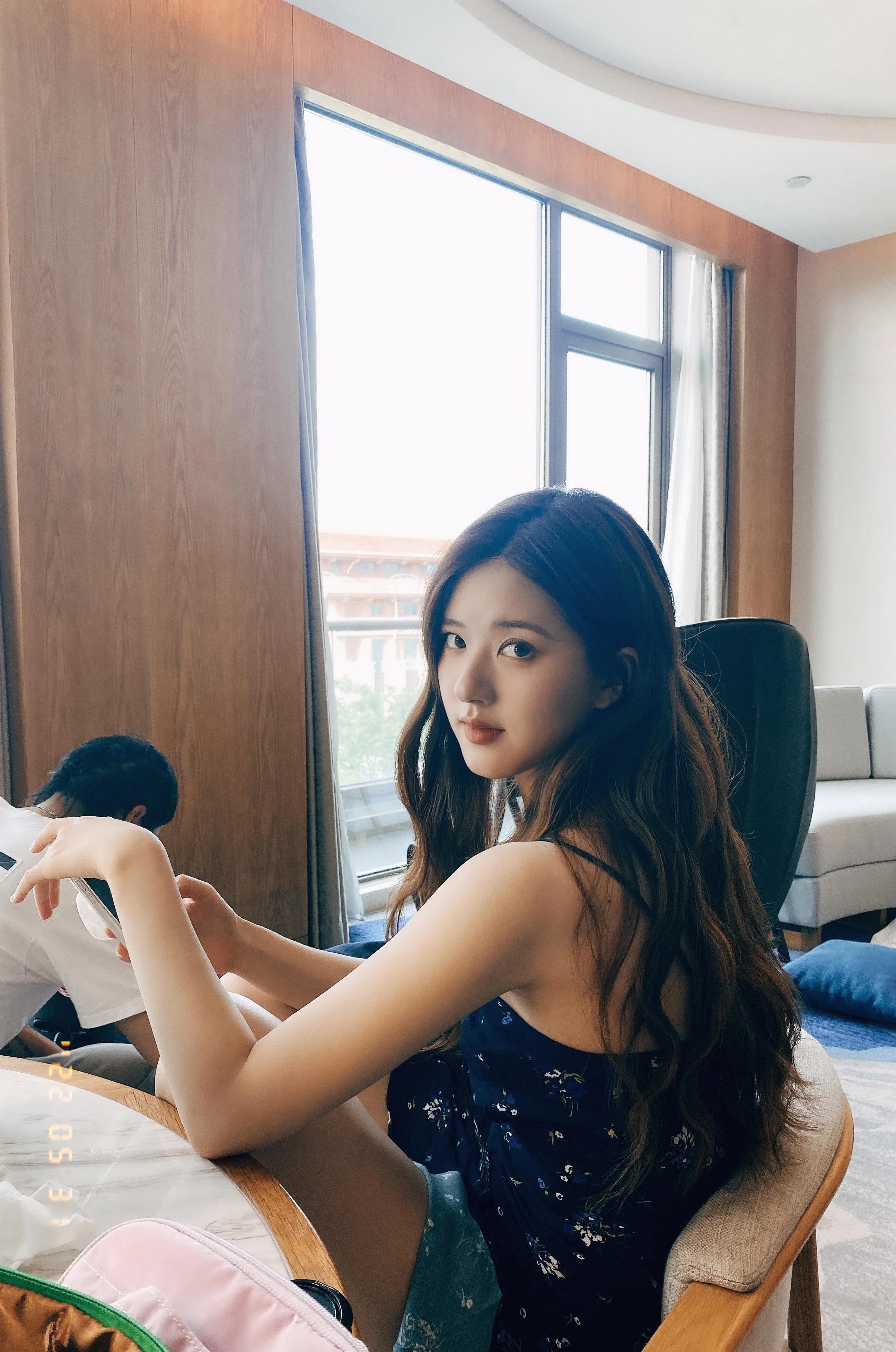 从网红成长为明星，赵露思甜美写真欣赏