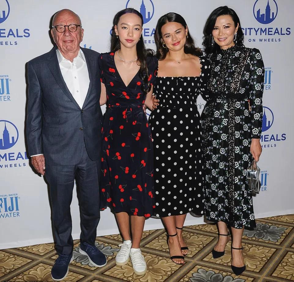 邓文迪91岁前夫默多克要离婚，妻子年轻时随身带婚纱求嫁摇滚巨星