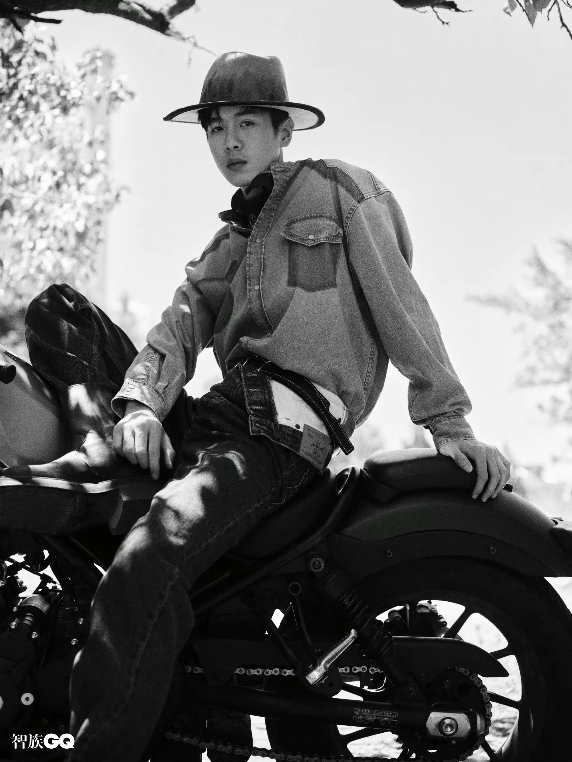 时尚｜张若昀登《智族GQ》七月刊封面，演绎西部大片解锁新刊