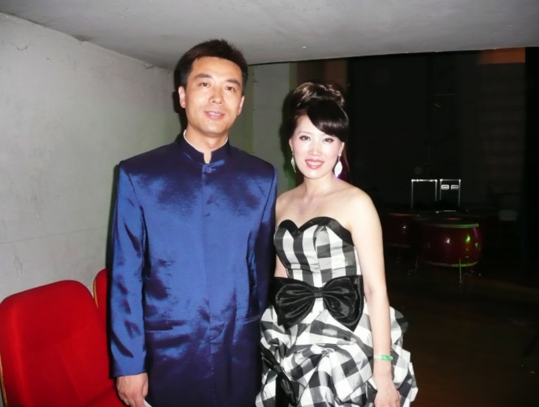 主持人郭志坚:27岁进央视,工作25年零绯闻,妻子身份至今成谜