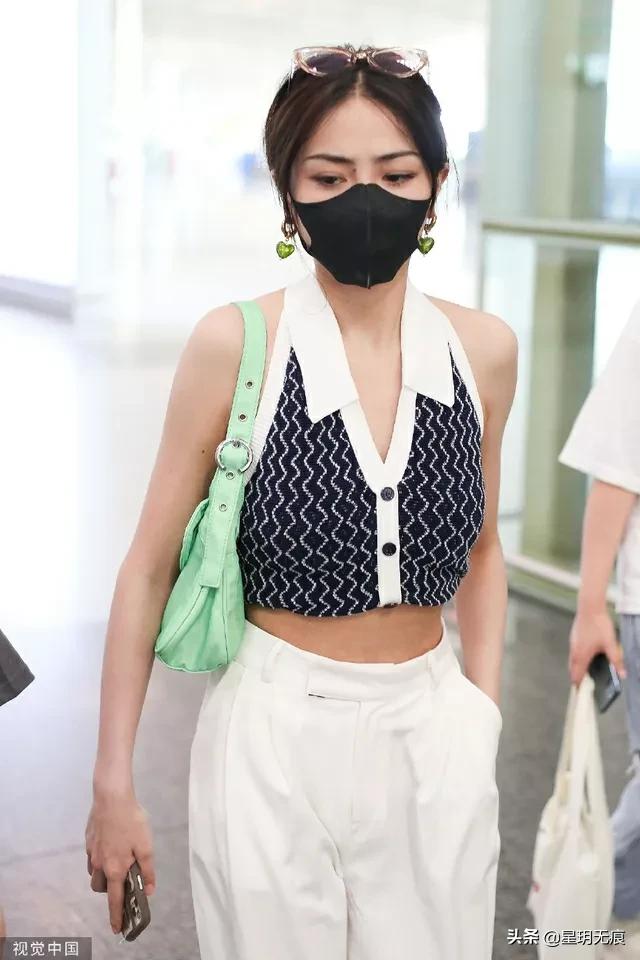 谢可寅头发盘起现身机场 穿高腰上衣搭休闲裤靓丽有范