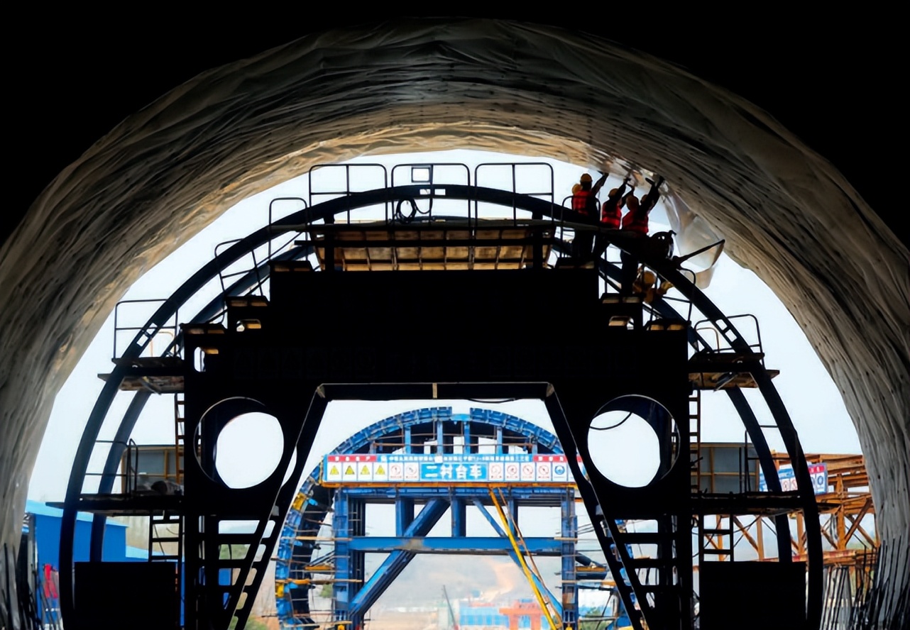 中国经济如何重回正轨？｜《财经》特稿