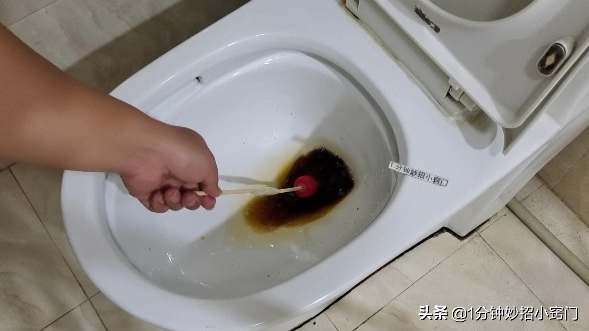 马桶堵了不用愁，两根筷子轻松搞定，快速疏通，不用多花一分钱