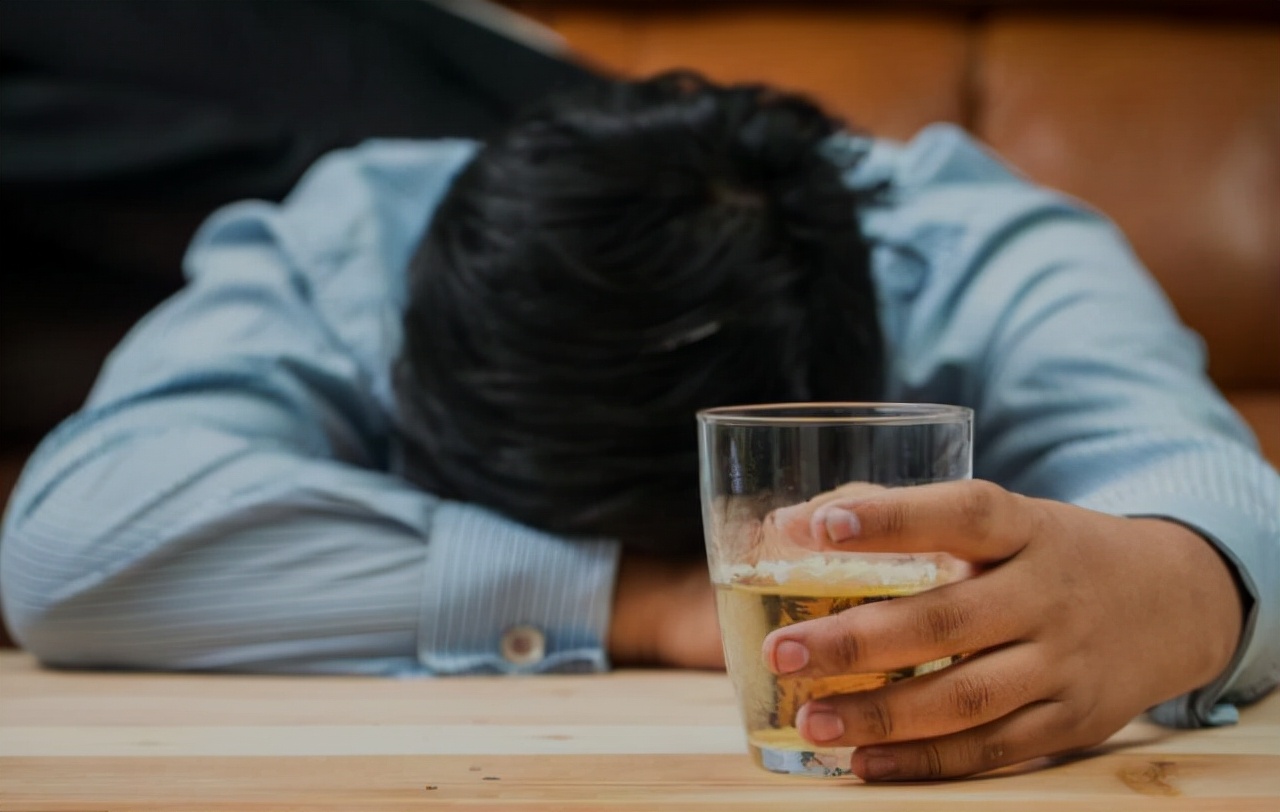 身体被酒精“掏空”的信号，不妨自查一下，看看你有吗？