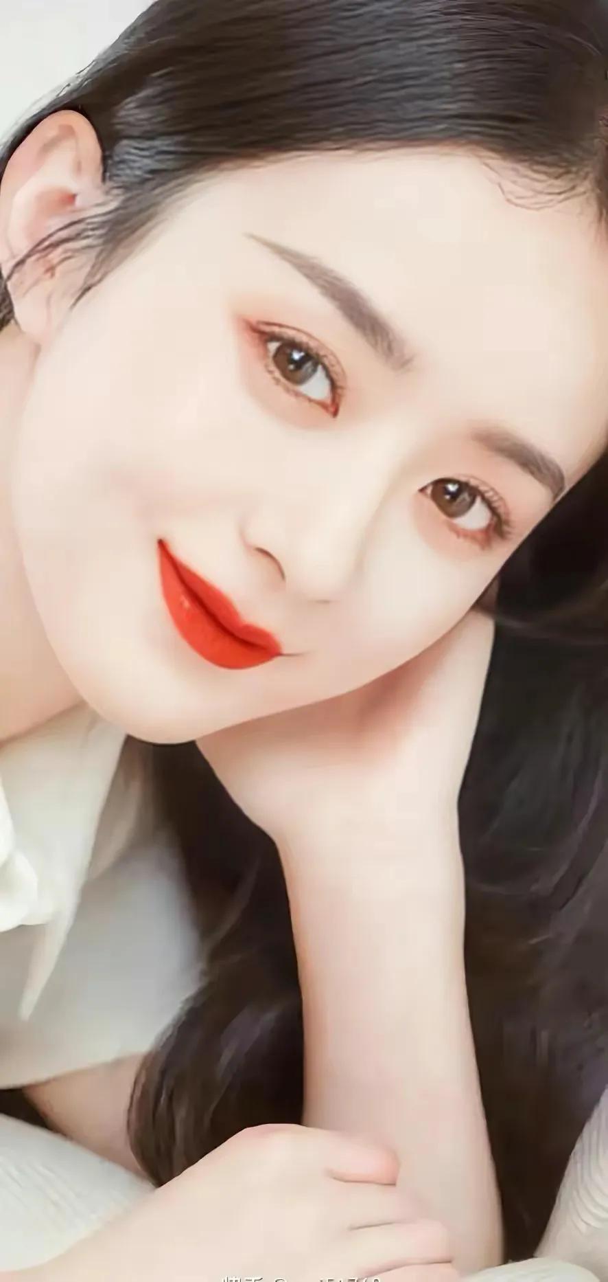 女星赵丽颖—巧笑嫣然，淡妆点缀，瓷肌红唇，漂亮的不像话