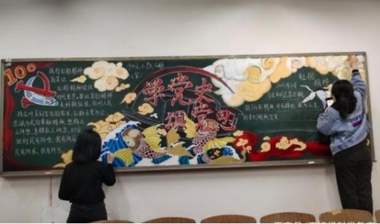 初中生“黑板报”火了，老师看后不舍得擦，网友：现在孩子真厉害