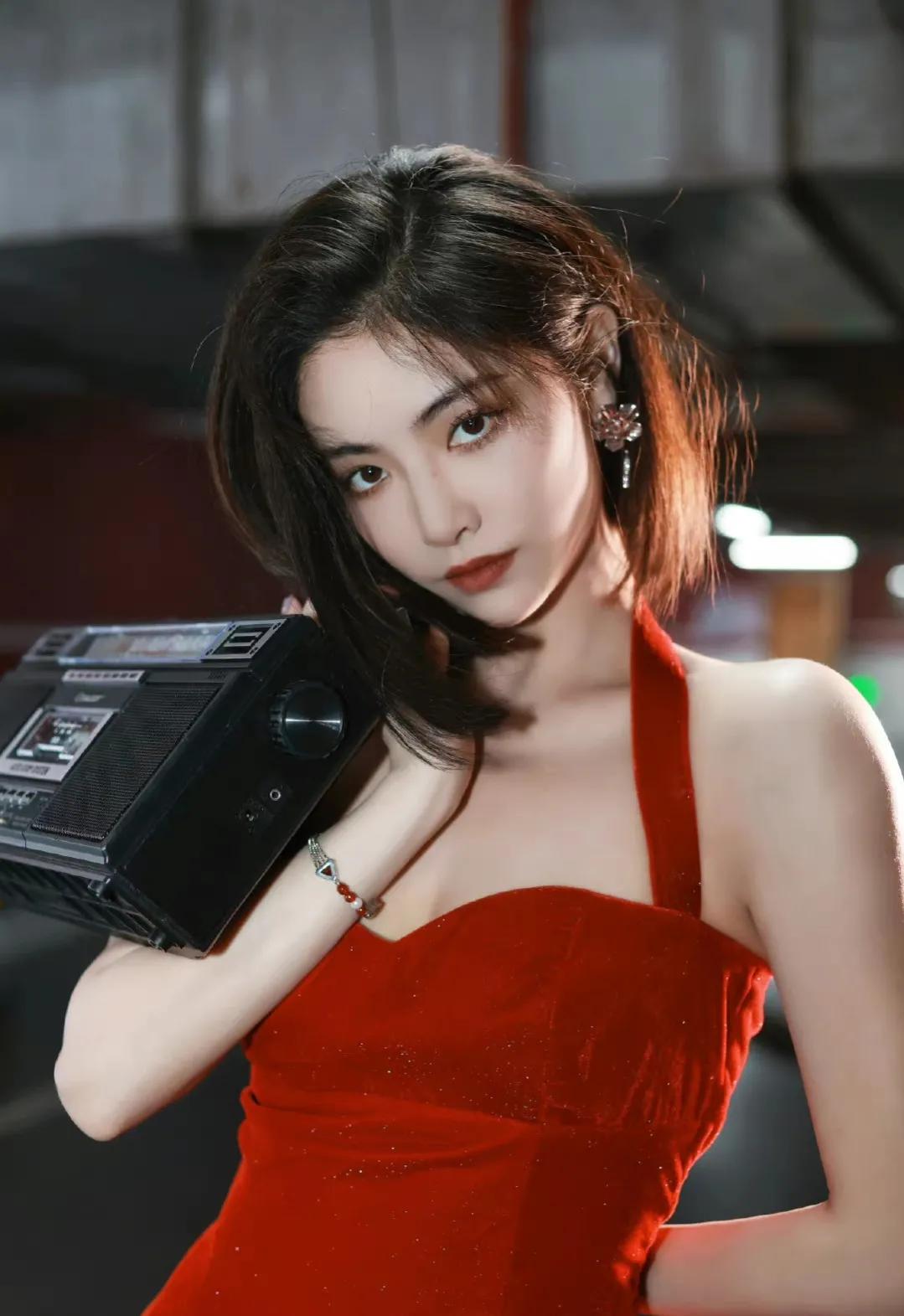 许佳琪一袭红裙写真集合,气质优雅脱俗,身材太好啦