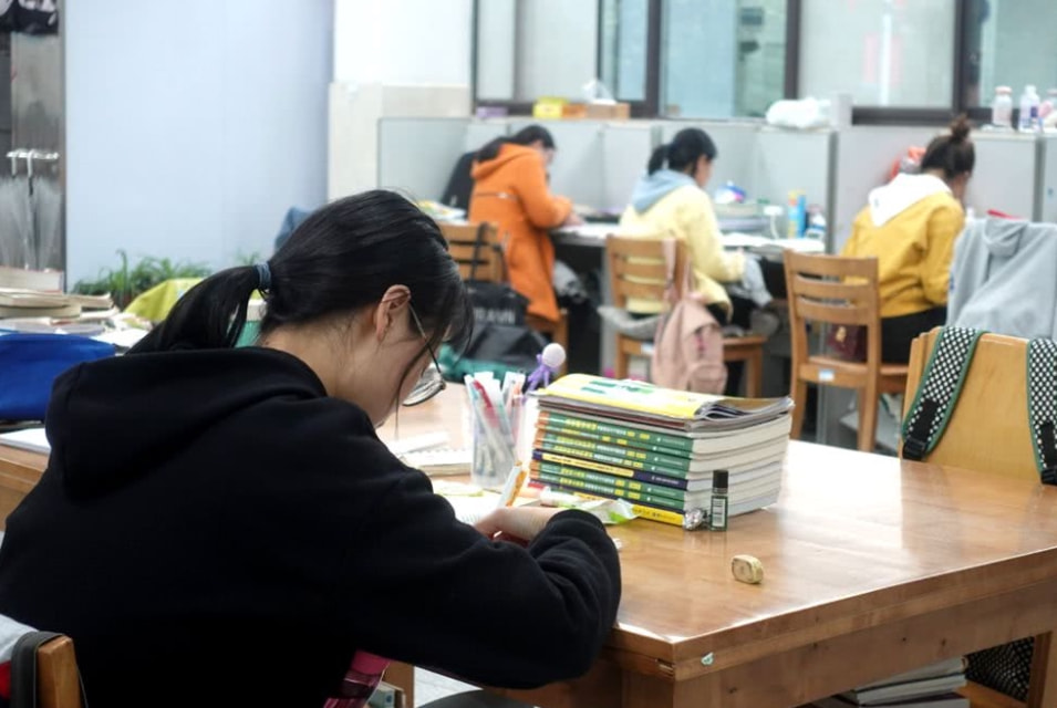 “开考40分钟，我第一面快写满的试卷却被收走了”，吉师大回应