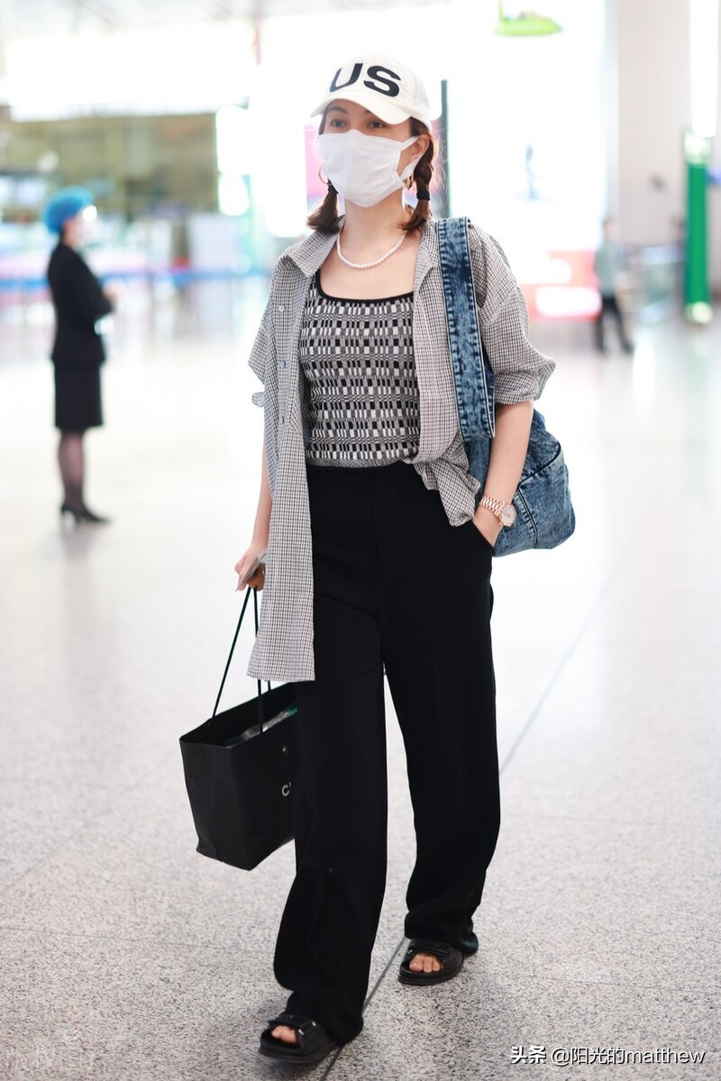 吴昕现身北京机场，头戴棒球帽梳两个麻花辫俏皮可爱