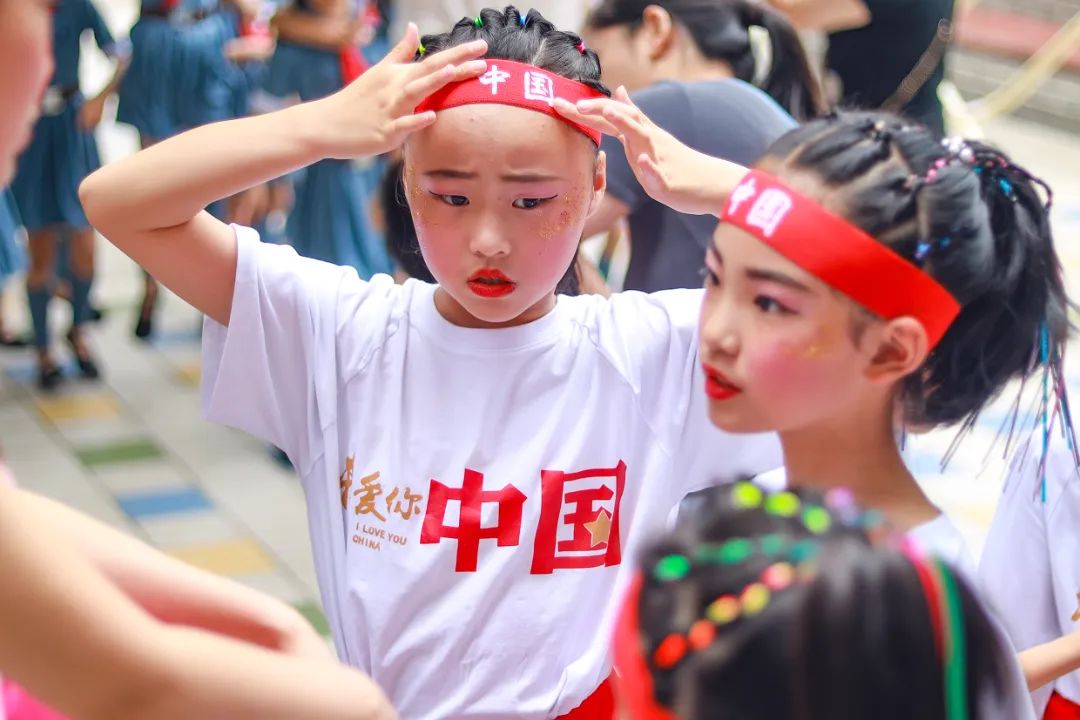 华阳实小举行“童星耀五月·艺术绽花开”群舞比赛（三四年级）