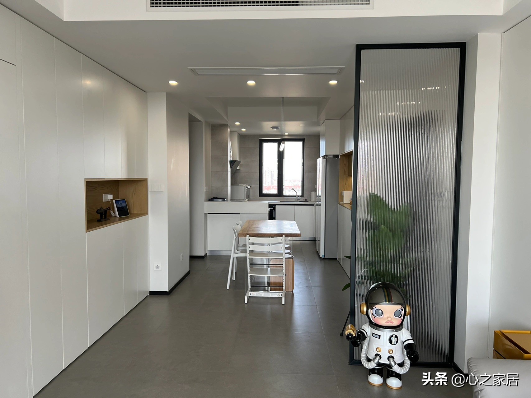 80㎡两室两卫装修的简约别致，空间利用充实，主卧衣帽间独特时尚